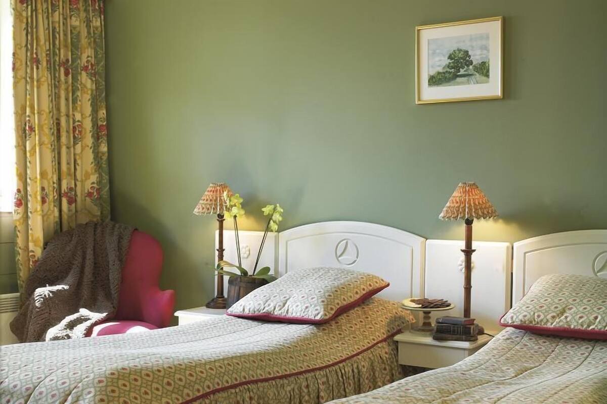 Standard Double Room | Desk, iron/ironing board, cots/infant beds, rollaway beds
