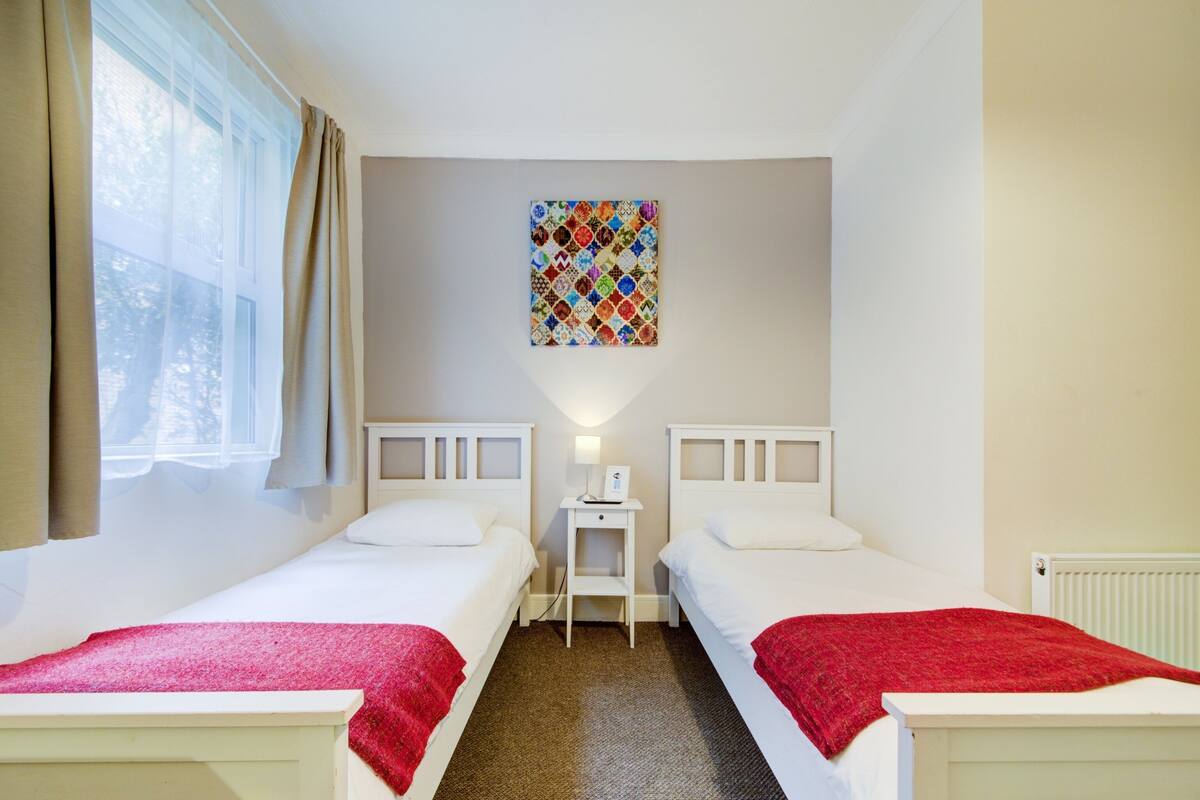 Standaard Twin kamer, 2 eenpersoonsbedden | Hypoallergeen beddengoed, een bureau, een strijkplank/strijkijzer