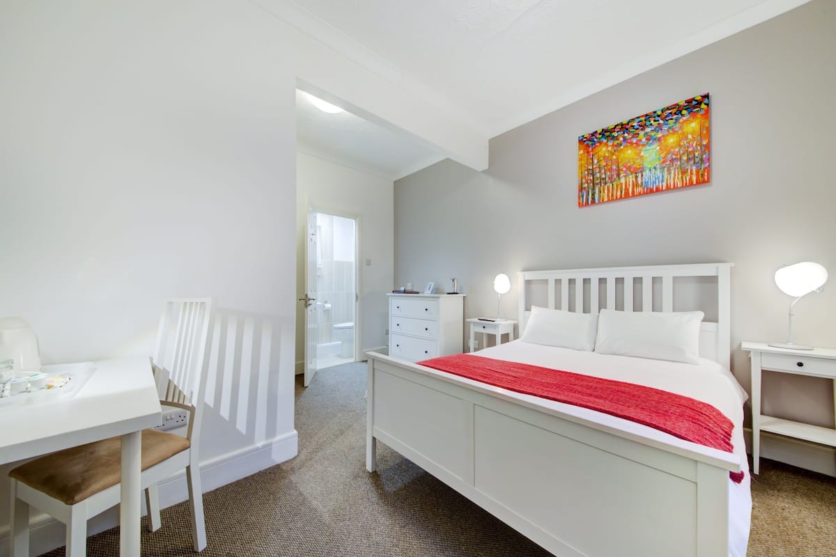 Deluxe tweepersoonskamer, 1 tweepersoonsbed | Hypoallergeen beddengoed, een bureau, een strijkplank/strijkijzer