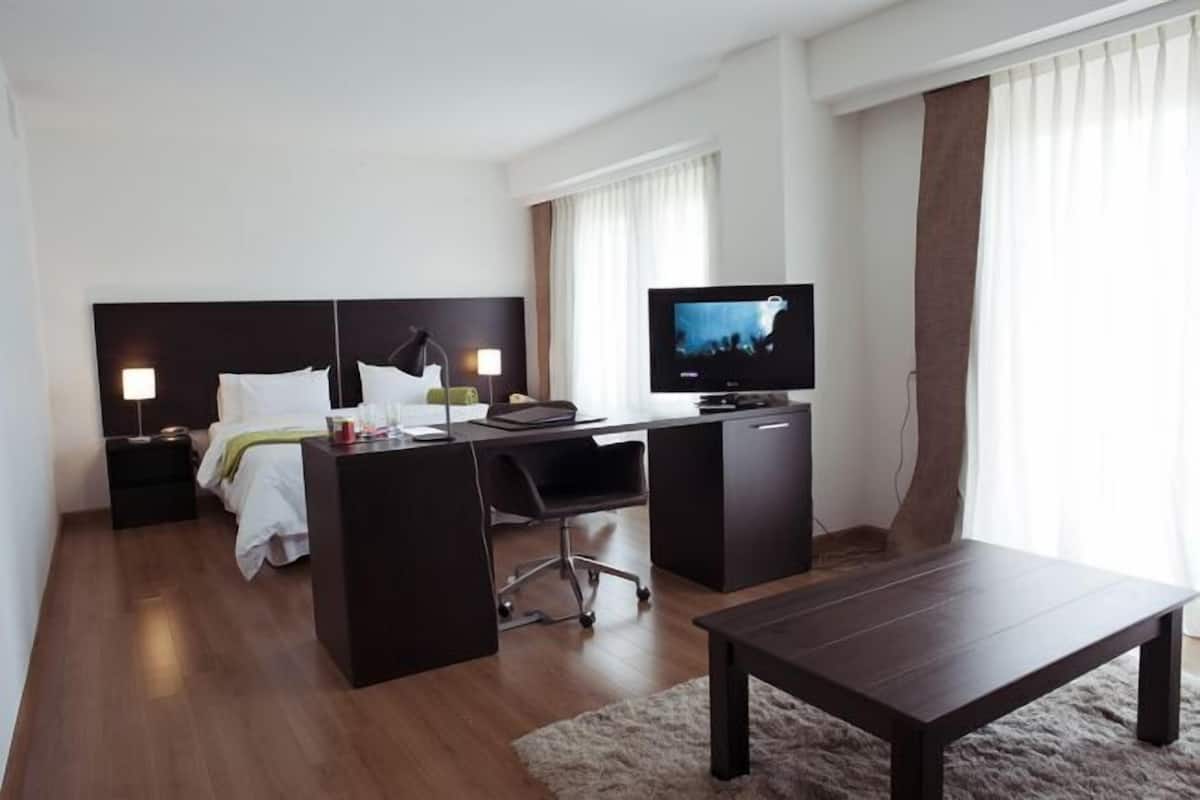 Een minibar, een kluis op de kamer, een bureau, gratis babybedden