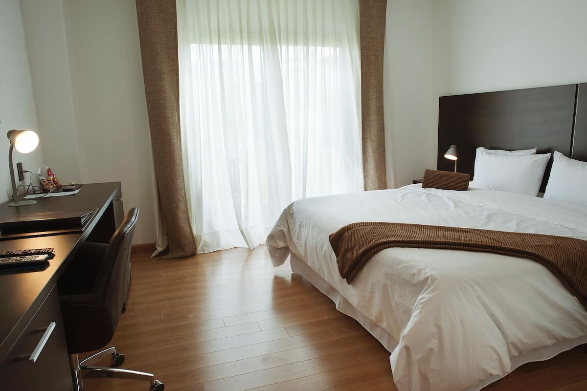 Een minibar, een kluis op de kamer, een bureau, gratis babybedden
