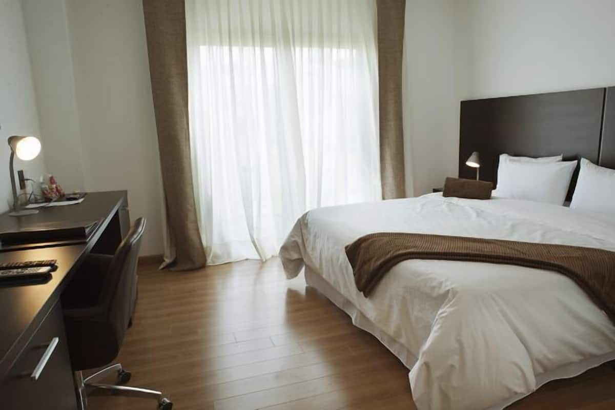 Minibar, in-room safe, desk, cribs (free)