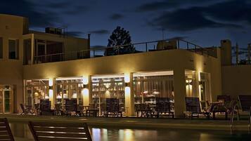 Voorkant accommodatie - avond/nacht