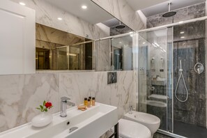 Standard Double Room, Annex Building (150 mt from reception) | Bathroom | Shower, rainfall showerhead, free toiletries, hair dryer - Navona Theatre Hotel (Rome)