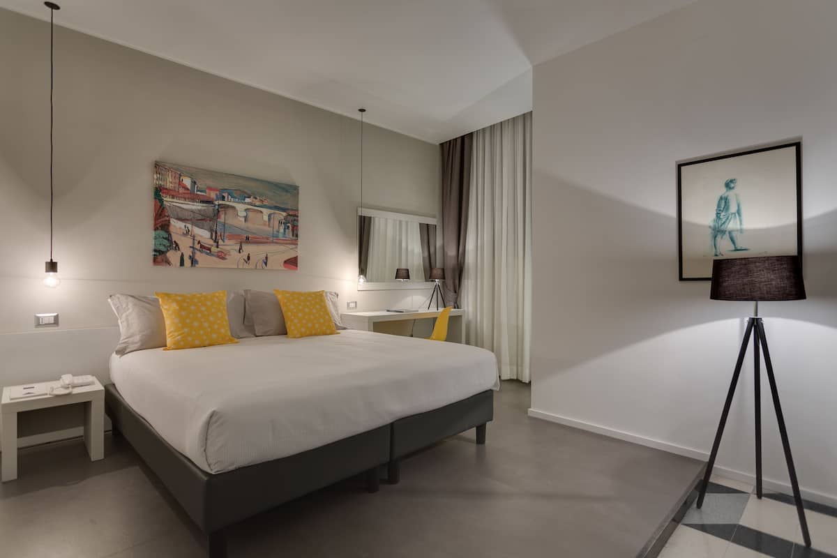 Premium bedding, down comforters, minibar, in-room safe