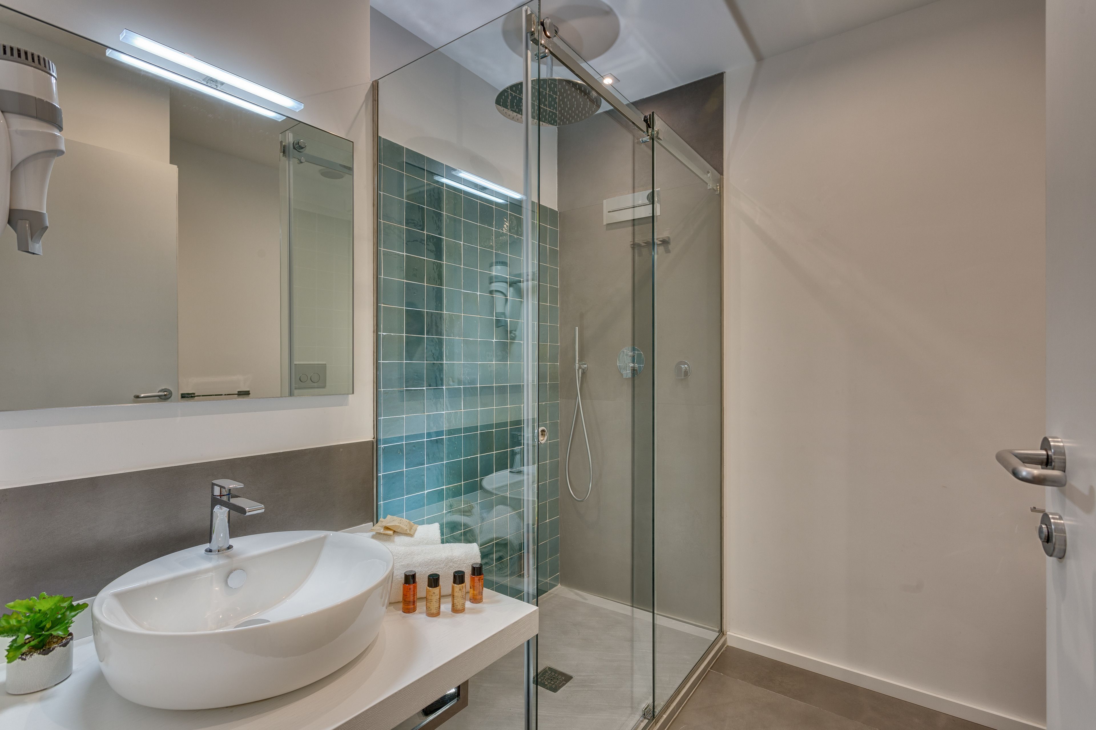 shower, rainfall showerhead, free toiletries, hair dryer