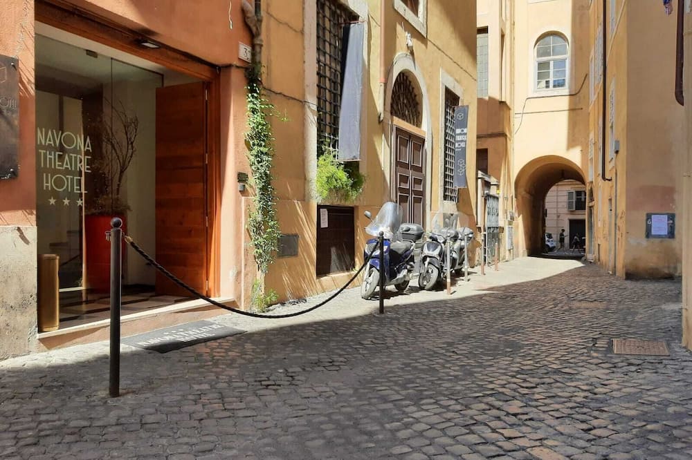 Navona Theatre Hotel