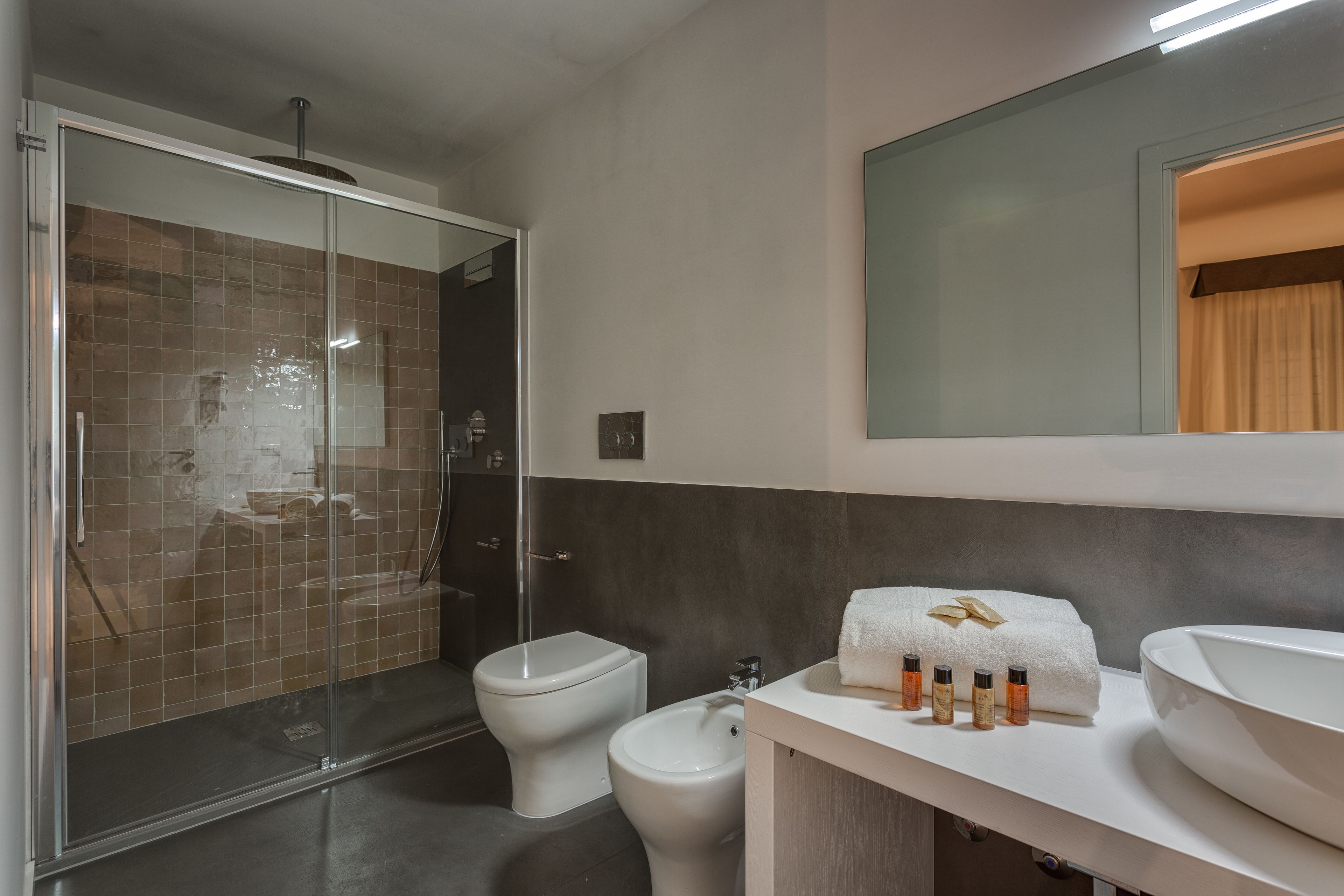 shower, rainfall showerhead, free toiletries, hair dryer