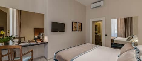 Une chambre d’hôtel moderne avec un grand lit, un bureau avec une chaise, un téléviseur à écran plat et une petite plante en pot.