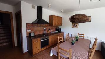 Cottage tiện nghi đơn giản (Cal Mosaver) | Bếp riêng | Tủ lạnh, lò vi sóng, lò nướng, bếp nấu