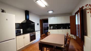 Full-size fridge, microwave, oven, stovetop
