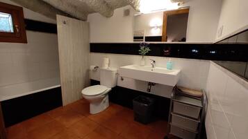 Secador de pelo, toallas, jabón y papel higiénico