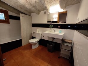 مجففات شعر، مناشف، صابون، ورق حمّام