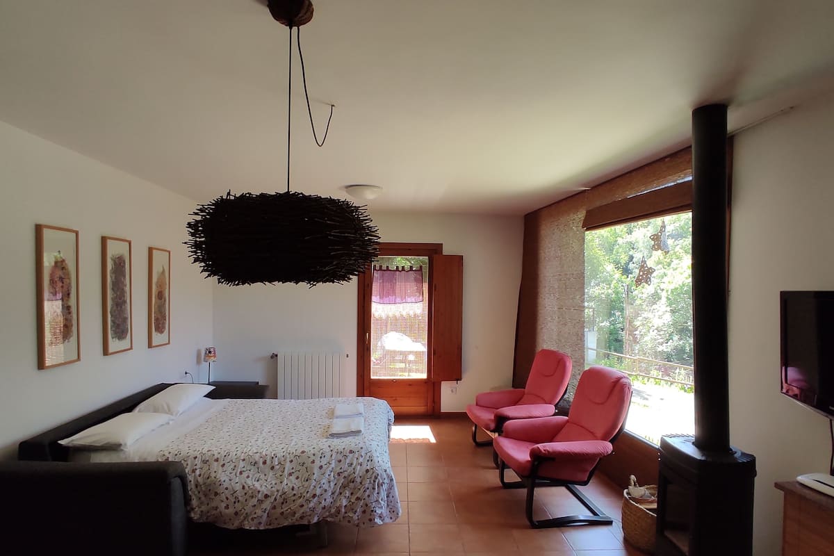2 bedrooms, individually decorated, individually furnished