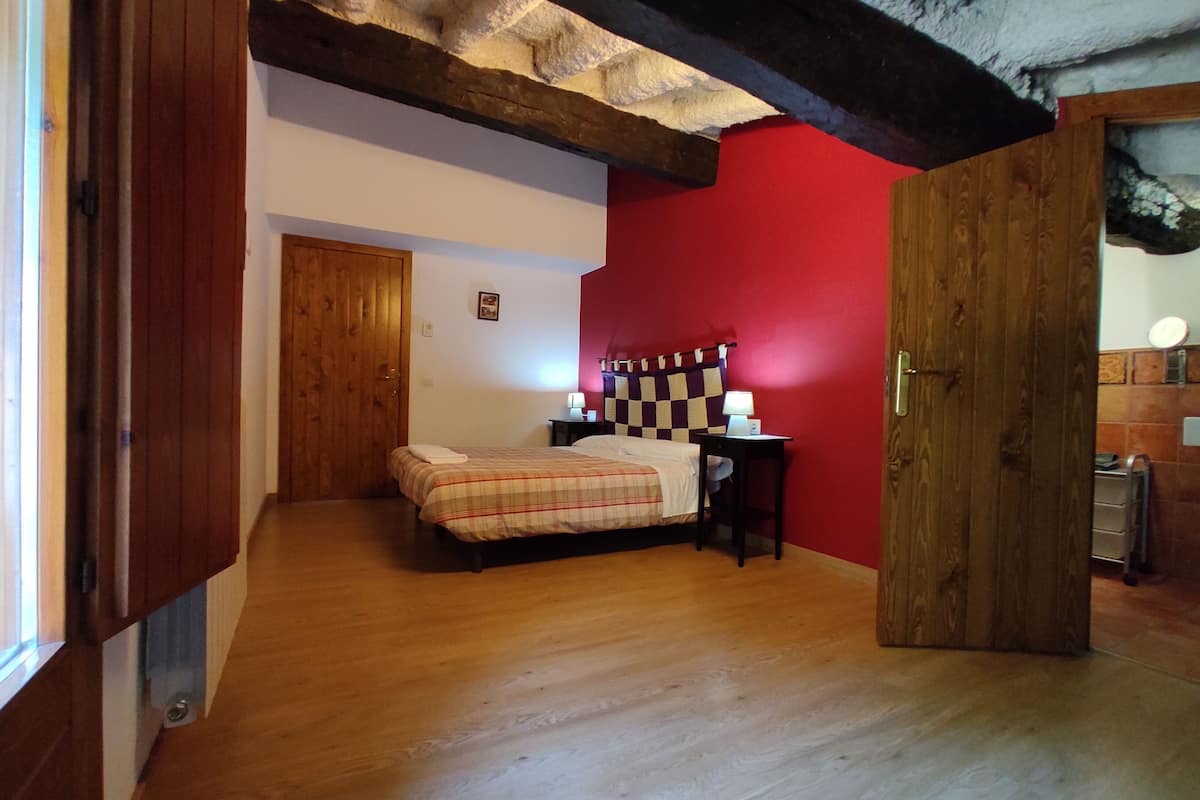 2 bedrooms, individually decorated, individually furnished