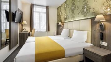 标准双人房或双床房 | 客房内保险箱、笔记本电脑工作区、熨斗/熨板、免费 WiFi