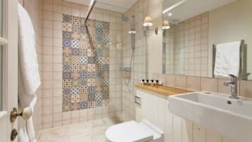 Deluxe-dobbeltværelse | Badeværelse | Bruser, gratis toiletartikler, hårtørrer, håndklæder