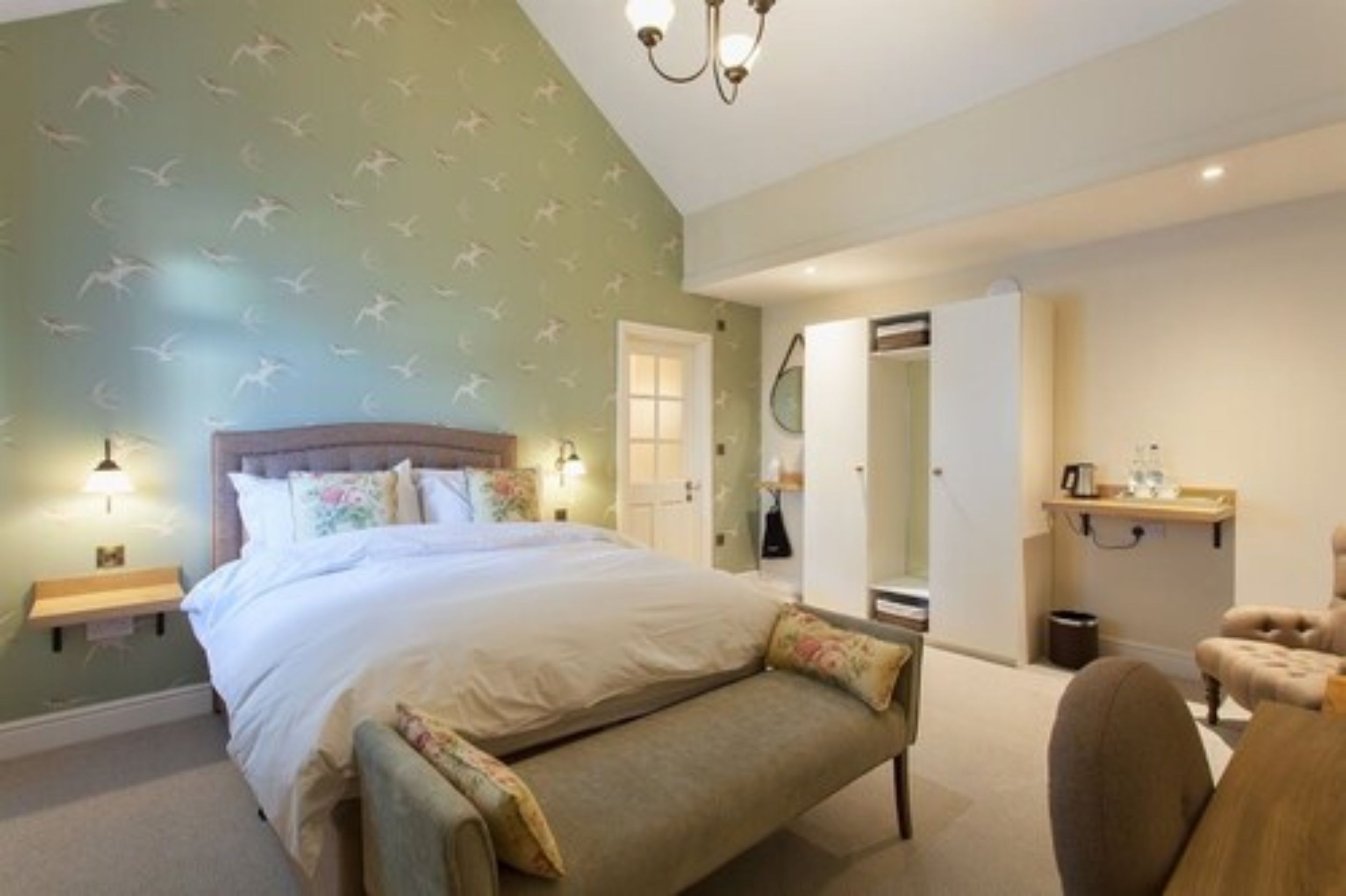 Dubbelrum - 1 queensize-säng | Sängtillbehör av högsta kvalitet och värdeförvaringsskåp på rummet