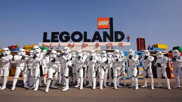 Un grupo de soldados stormtroopers frente al letrero de LEGO Windsor.