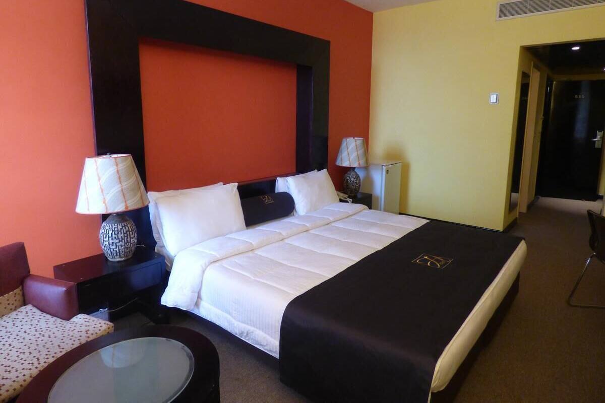 Executive Room | Minibar, in-room safe, desk, blackout drapes