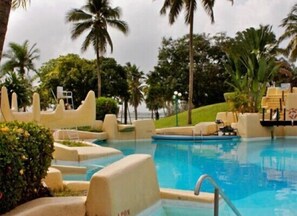 Outdoor pool, open 9:00 AM to 5:00 PM, sun loungers - Heden Golf Hotel (Abidjan)