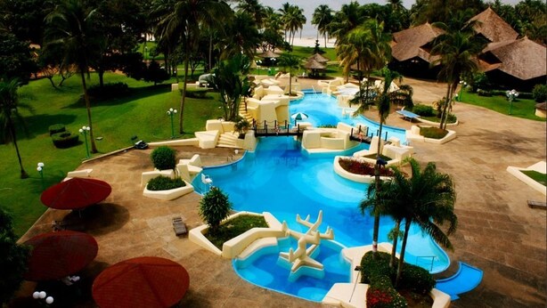 Piscina externa, funciona das 9h às 17h, espreguiçadeiras