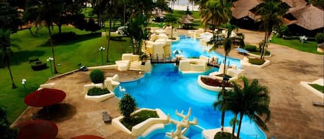 Una piscina al aire libre, sillones reclinables de piscina