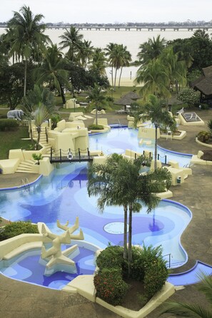 Outdoor pool, open 9:00 AM to 5:00 PM, sun loungers - Heden Golf Hotel (Abidjan)