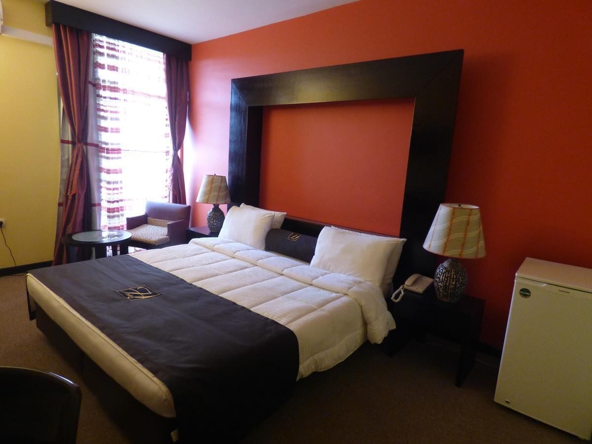 Quarto superior | Frigobar, cofres nos quartos, escrivaninha, cortinas blackout