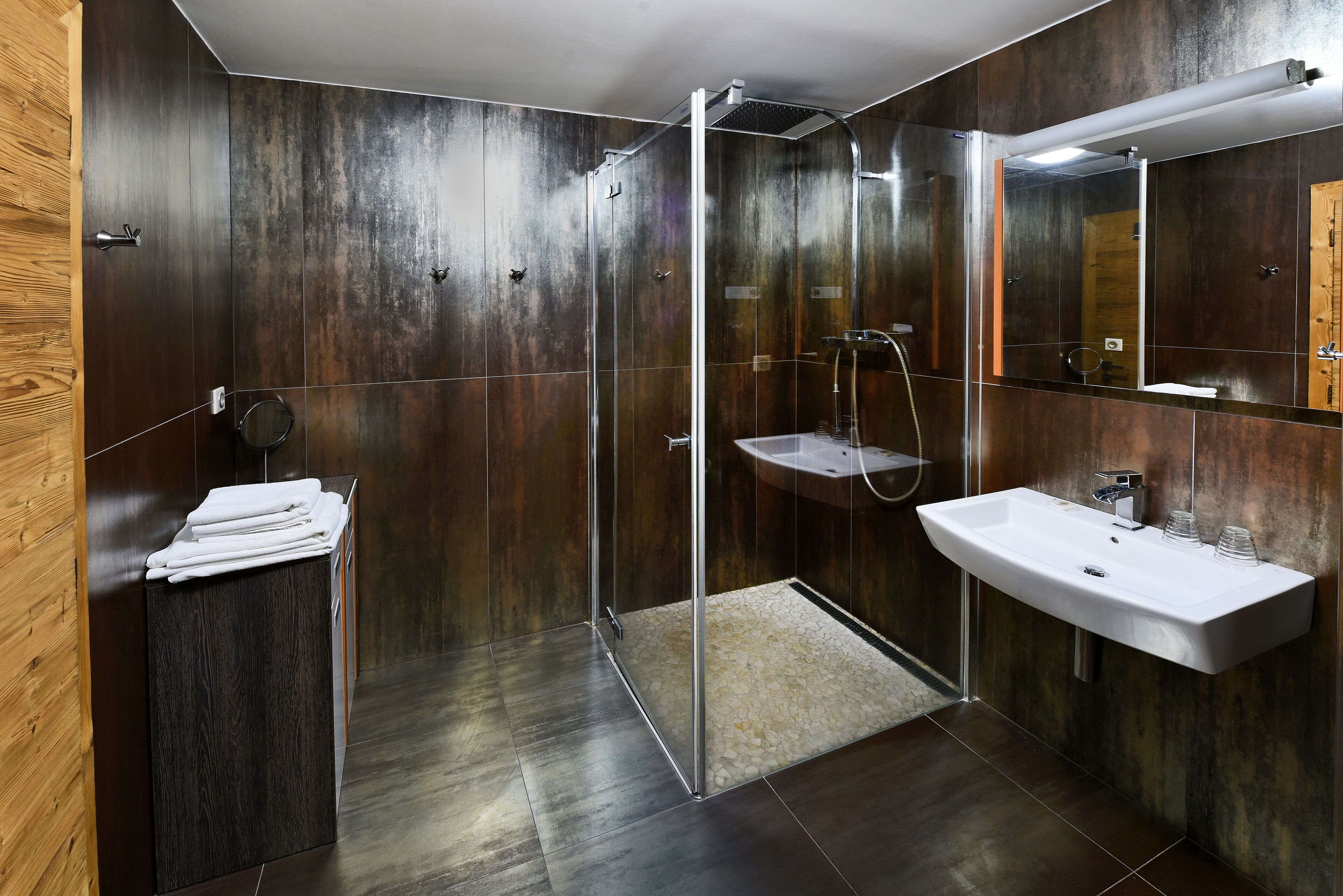 deluxe apartment, 1 bedroom | bathroom | free toiletries, towels