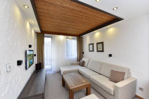 Deluxe-Apartment, 1 Schlafzimmer | Wohnbereich | Flachbildfernseher