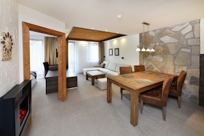 Appartement Deluxe, 1 chambre | Aire de séjour | Téléviseur à écran plat