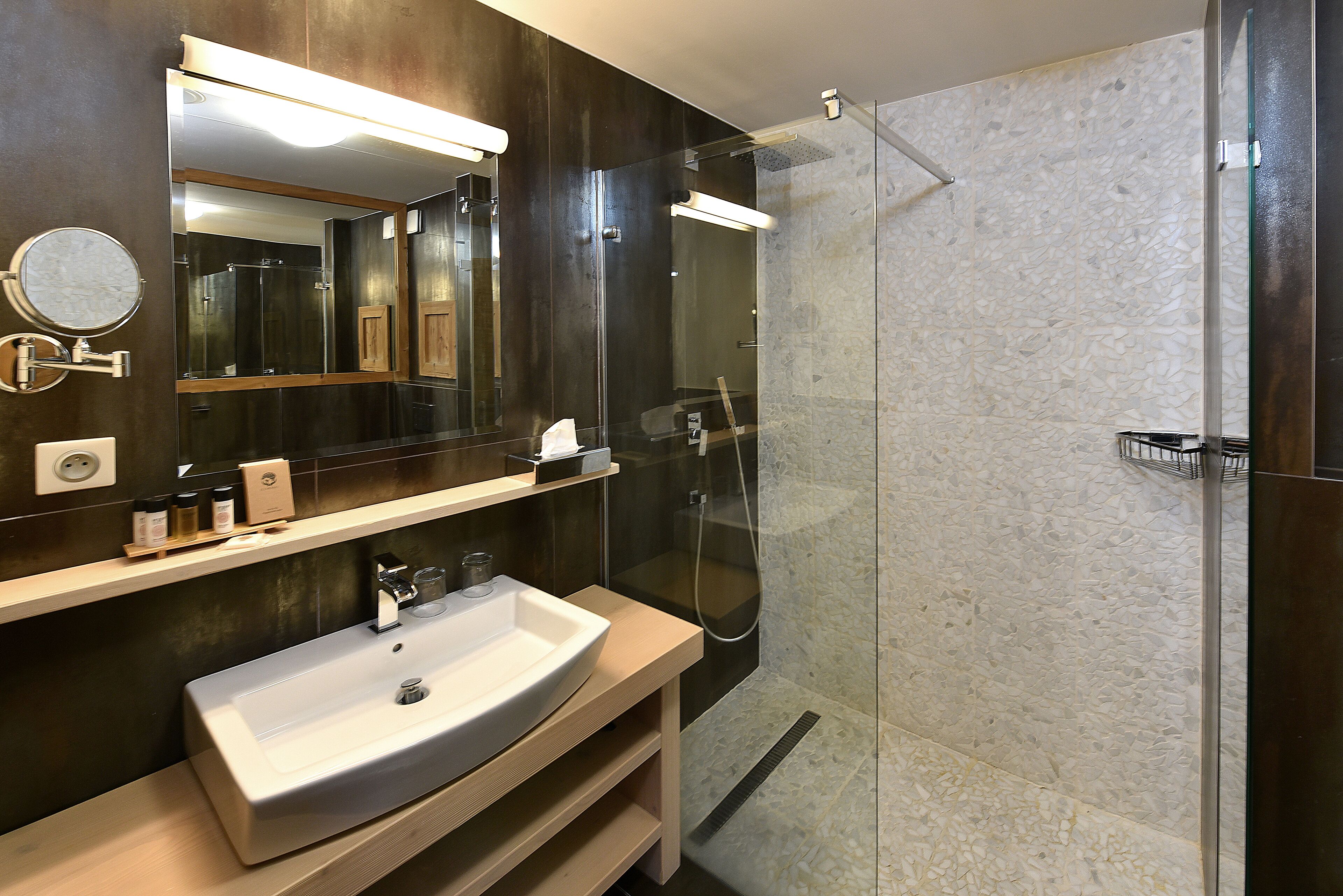 deluxe apartment, 1 bedroom (residence) | bathroom | free toiletries, towels