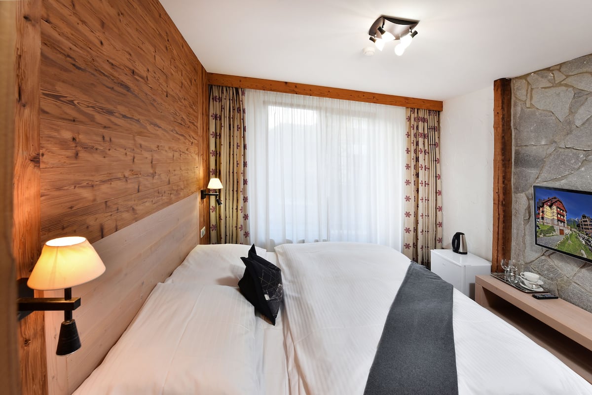 Deluxe Room | In-room safe, blackout drapes, cribs/infant beds, free WiFi