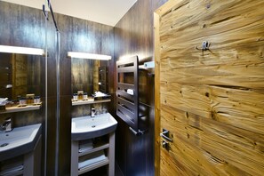 A modern bathroom with two sinks, a mirror, and wooden paneling. - APLEND Hotel Kukučka a Rezidencie (Vysoké Tatry)