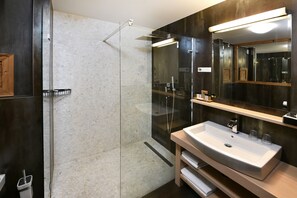 Deluxe Apartment, 1 Bedroom (Residence) | Bathroom | Free toiletries, towels - APLEND Hotel Kukučka a Rezidencie (Vysoké Tatry)