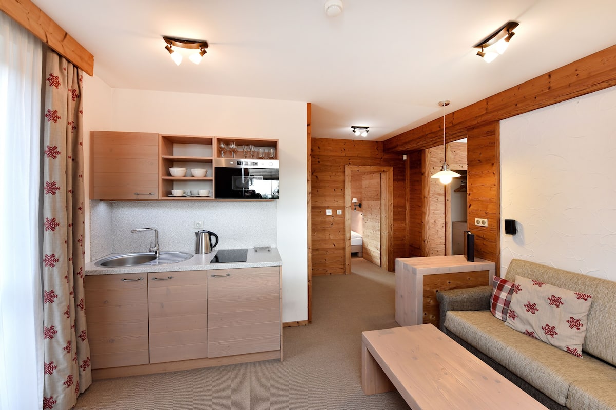 deluxe apartment, 1 bedroom | private kitchen | coffee/tea maker, electric kettle