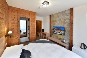 Deluxe Room | In-room safe, blackout drapes, cribs/infant beds, free WiFi