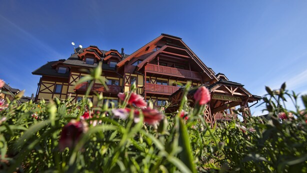 A traditional wooden building with a balcony, labeled "HOTEL KUKUKA." - APLEND Hotel Kukučka a Rezidencie (Vysoké Tatry)