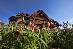 En traditionell byggnad i trä med en balkong, med skylten ”HOTEL KUKUKA”.
