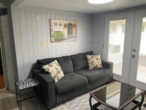 Basic Room | 起居区 | 42-英寸智能电视（配备数码频道）