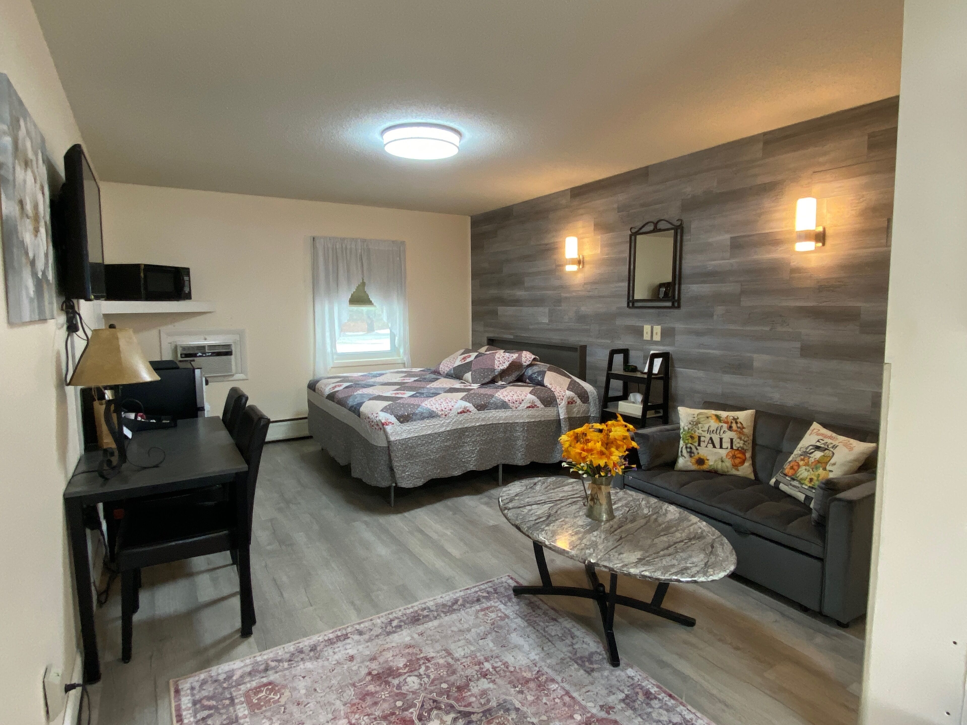 Basic Room | Desk, laptop workspace, iron/ironing board, free WiFi