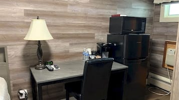 Escritorio y espacio para trabajar con laptop