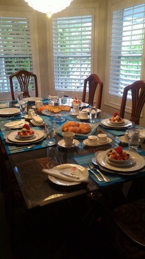 Free daily full breakfast  - Blue Skies Bed and Breakfast (Niagara-on-the-Lake)