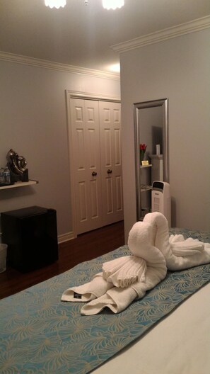 Egyptian cotton sheets, premium bedding, pillowtop beds - Blue Skies Bed and Breakfast (Niagara-on-the-Lake)