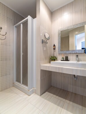 Family Room | Bathroom | Shower, free toiletries, hair dryer, bathrobes