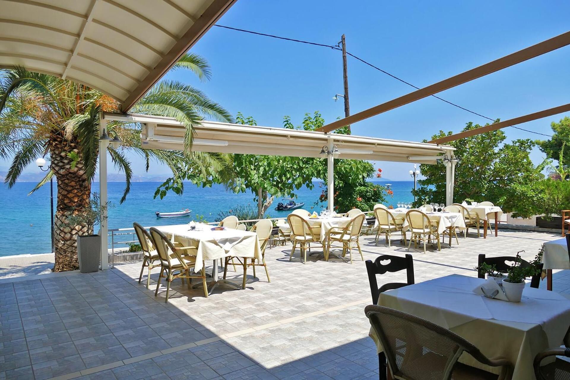 Se sirven desayunos, almuerzos y cenas; cocina griega