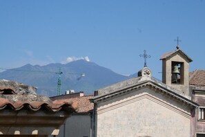 Un bâtiment doté d’un clocher, d’une horloge et d’une croix sur le toit.