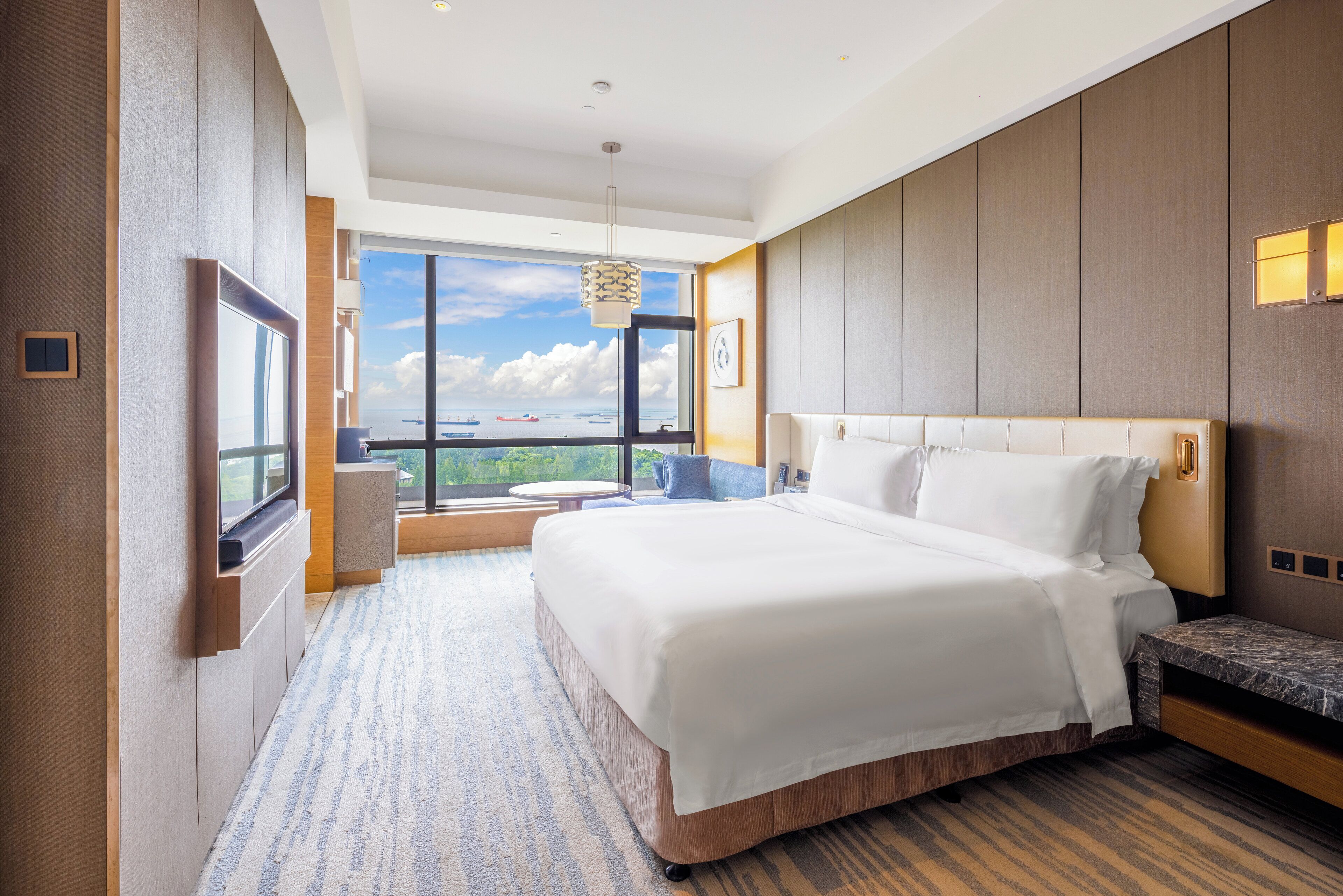 Premium kamer, 1 kingsize bed, uitzicht op rivier | Luxe beddengoed, een minibar, een kluis op de kamer, een bureau