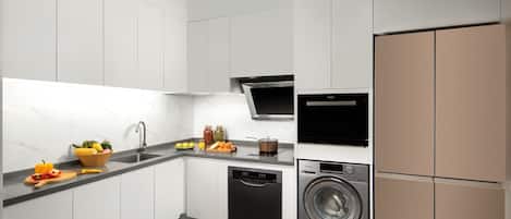 Una cocina moderna con armarios blancos, un lavavajillas negro, una lavadora y un refrigerador.